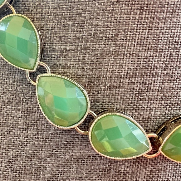 Banana Republic Green Teardrop Faceted Acrylic Bead Bib Chain Link Necklace - Picture 3 of 7